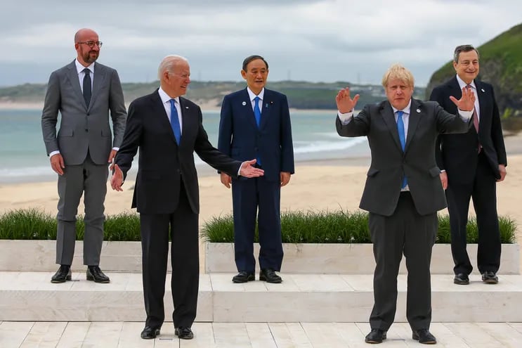 De izquierda a derecha: Charles Michel, presidente del Consejo Europeo; el presidente estadounidense Joe Biden; Yoshihide Suga, el primer ministro de Japón; Boris Johnson, el primer ministro del Reino Unido; y Mario Draghi, primer ministro de Italia, en el primer día de la cumbre de líderes del Grupo de los Siete en Carbis Bay, Cornwall, Gran Bretaña.