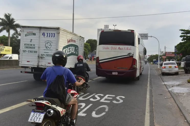 Motociclistas ingresando al carril exclusivo para buses sobre la ruta PY03.