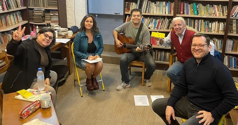 Lizza Bogado, Julia Peroni, Víctor Riveros, Dani Moreno Vinader y Aldo Franco durante uno de los ensayos para la tercera edición del festival "Canciones del camino".