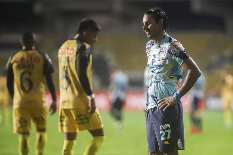El paraguayo Jorge Benítez, futbolista de Sportivo Luqueño, lamenta una jugada en el partido contra Coquimbo Unido por la fase de grupos de la Copa Sudamericana 2024 en el estadio Coloso del Llano, en Coquimbo, Chile.