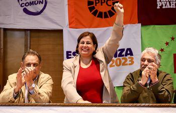La candidata presidencial por el partido Frente Guasu, Esperanza Martínez, levanta su puño tras su adhesión a la concertación.
