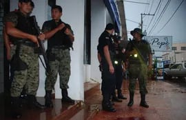 Efectivos policiales resguardan el sitio donde fueron acribillados los exagentes de la Policía Militar brasileña.