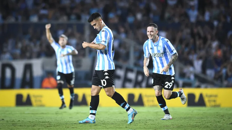 Matías Rojas (c), futbolista de Racing, festeja el gol que convirtió contra Lanús por la quinta fecha de la Liga Profesional 2023 de Argentina.