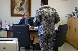 Valentín Domínguez, con su traje tipo 'animal print', en el despacho de Gustavo Amarilla.