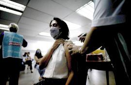 Una mujer recibe una dosis de la vacuna contra el covid en Buenos Aires. En Argentina el 6,5%  de la población fue inoculada.