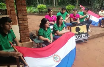 Estudiantes del Centro de Educación, Capacitación y Tecnología Campesina (Cectec) de la localidad de Pirapey, Itapúa, protagonizaron una sentata en contra de una resolución  del MAG.