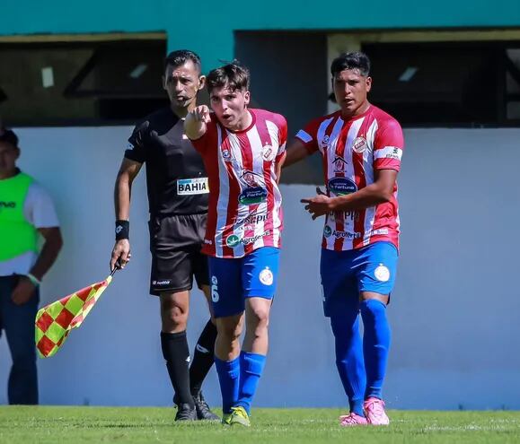 Jorge Pineda celebra el gol del triunfo de Pastoreo sobre Atlético Colegiales, en Caaguazú. (Foto: APF)