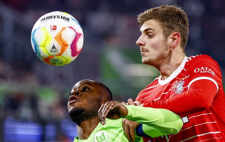 Ridle Baku (i), del Wolfsburgo, disputa el balón con Josip Stanisic, del Bayern Munich,, durante el cotejo jugado ayer.