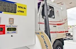 un-camion-de-gran-porte-cargando-ayer-gasoil-en-una-estacion-de-servicio-capitalina-ya-con-el-nuevo-precio--210401000000-1668189.jpg