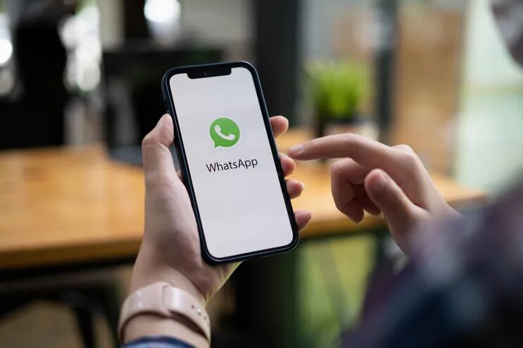 Logo de WhatsApp en un teléfono celular.