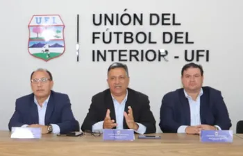 Enrique Benítez Mendoza (izq.), Óscar Obdulio Ramírez y Juan Ángel Marecos, principales autoridades de la Unión del Fútbol del Interior.