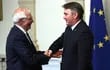 El jefe de la diplomacia europea, Josep Borrell (i) saluda al líder de Bosnia- Herzegovina, Zeljko Komsic (d).