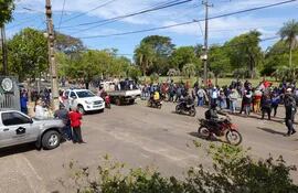 Manifestantes perteneciente al sector pesquero de Ayolas se instalaron frente a los portones de ingreso a las oficinas administrativas de la Entidad Binacional Yacyretá.