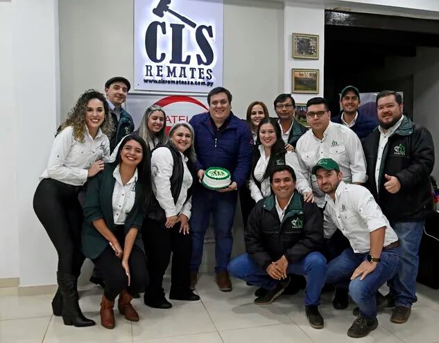 César Luis Sosa, presidente de CLS, comparte con sus colaboradores en el estand de la empresa en la Expo Mariano.