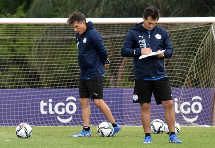 Los hermanos Guillermo y Gustavo Barros Schelotto, lideran el cuerpo técnico de Paraguay.