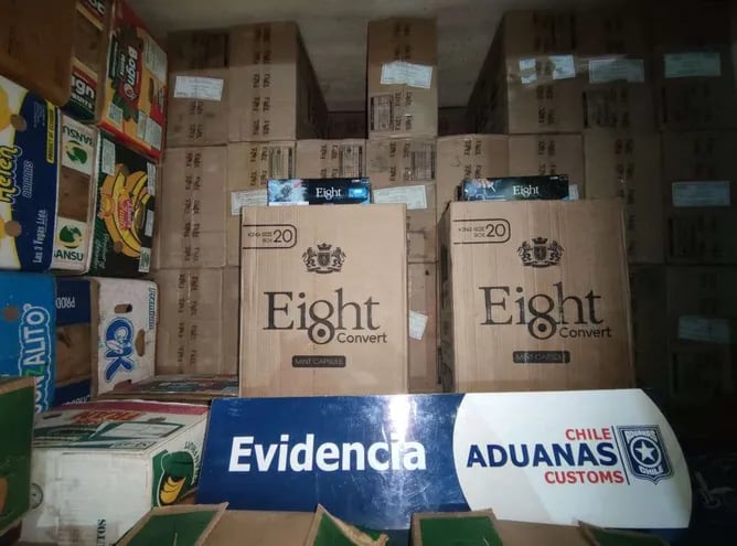 Entre el cargamento de cigarrillos de contrabando incautado en Chile, se observa cajas de la marca Eight elaborados por Tabesa,