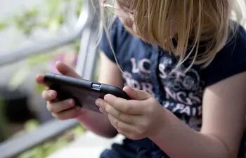 El móvil no es un dispositivo inofensivo. El Cybergrooming puede afectar tanto a niñas como niños.