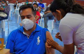 Un joven al momento de recibir su segunda dosis contra el covid-19 en el vacunatorio peatonal de Villarrica.