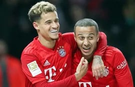 El brasileño Philippe Coutinho (izq.) y el español Thiago Alcántara celebran  el 0-3 de Bayern de Múnich. (AFP)