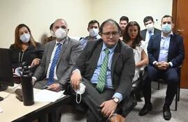 Atrás, el senador colorado Rodolfo Friedmann y su esposa Marly Figueredo, en la sala de audiencias.
