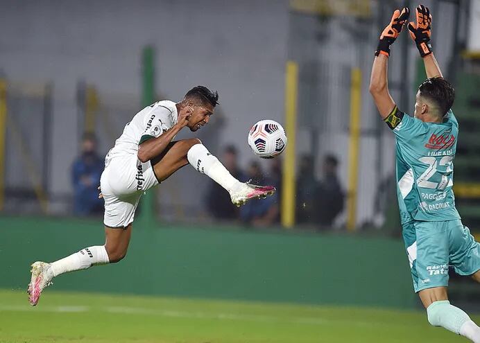 Rony anota el primer gol para Palmeiras ante la salida del arquero Unsain.