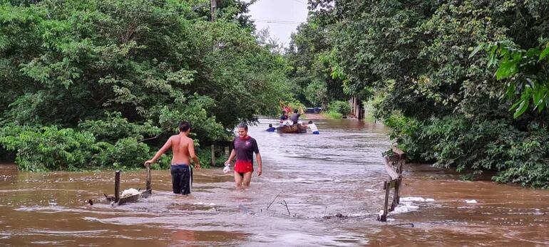 La riada ya desplazó a unas 130 familias en Coronel Martínez.