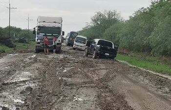 Esta es una escena de la semana pasada, con la llegada de las primeras lluvias luego de 5 largos meses de sequía, quedaron destrozados los caminos.