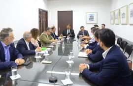 Comisión paraguaya de la Hidrovía, reunida en la Cancillería nacional, el jueves pasado, antes de la reunión virtual internacional, sobre el tema del peaje anunciado por la Argentina.