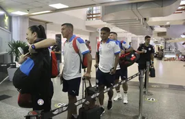 Los jugadores de la selección paraguaya de Fútbol Playa durante el ingreso a la zona de embarque del Aeropuerto Internacional Silvio Pettirossi de Asunción.