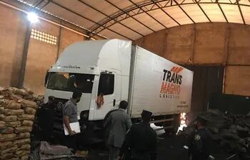 Camión robado en Brasil y recuperado en Paraguay.