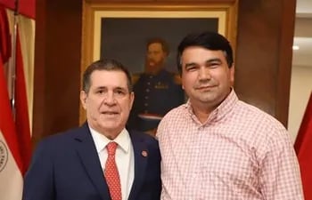 El titular de la ANR Horacio Cartes con el intendente de Minga Guazú, Diego Ríos Llano.