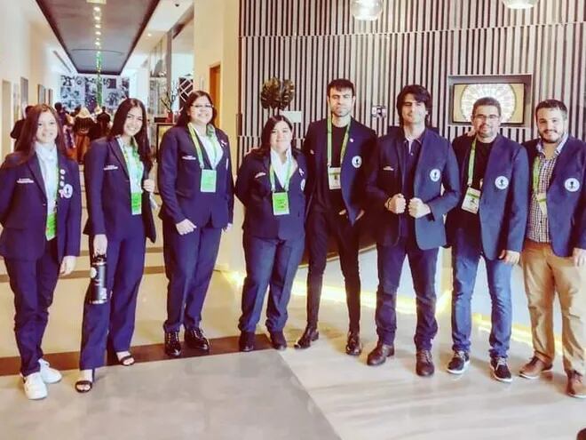 La delegación paraguaya que se encuentra compitiendo en la 44ª  Olimpiada de Ajedrez, en India.