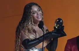 Beyonce recibe el Grammy al Mejor Álbum de Música Dance/ Electrónica, el cuarto gramófono de la noche y que le permitió batir el récord como la artista más premiada por la Academia de la Grabación.