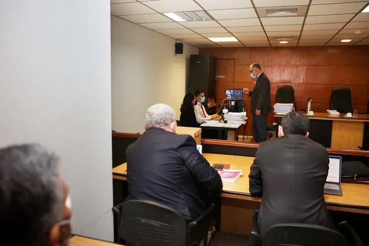 El juez Humberto Otazú da indicaciones a sus funcionarios, durante la audiencia preliminar realizada ayer, en el caso Imedic.