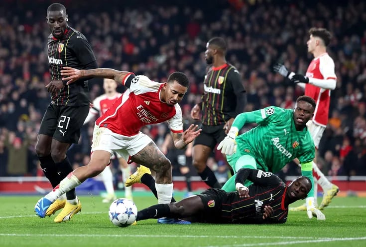 Gabriel Jesús en acción ofensiva durante el partido que Arsenal ganó ayer 6-0 al Lens para sellar su pase a los octavos de final de la Champions League.