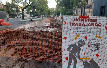 Mientras los carteles anunciaban la presencia de hombres trabajando sobre la avenida Carlos Antonio López, esta mañana no se observaba ningún obrero en la zona.