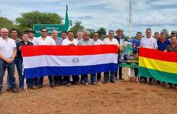 Autoridades de nuestro país y Bolivia, tras la firma de acuerdo de cooperación entre ambos departamentos fronterizos.