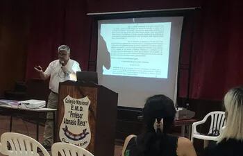 Charla sobre plan "12 ciencias" en un colegio público de Ciudad del Este, liderada por el pastor evangélico Miguel Ortigoza.