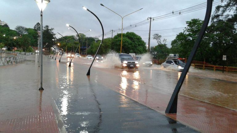 Intensa lluvia afecta a Ciudad del Este - Galerías de imágenes - ABC Color