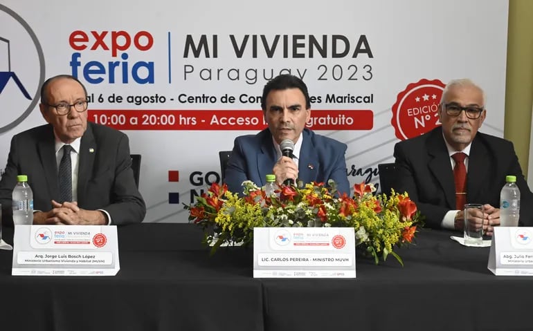 El ministro del MUHV, Carlos Pereira (medio), dio detalles de la segunda edición de esta feria con foco en facilitar el acceso a la vivienda propia a precio de alquiler.