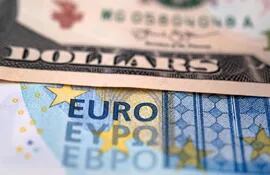 El billete estadounidense se fortalece frente al Euro.  (AFP)