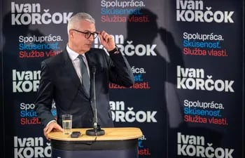 La diferencia de cinco puntos ha sorprendido a mucho observadores, e indica que Korcok “ha logrado movilizar al electorado, con lo que ahora tiene que bregar su contrincante, que parte en desventaja”. (Photo by TOMAS BENEDIKOVIC / AFP)