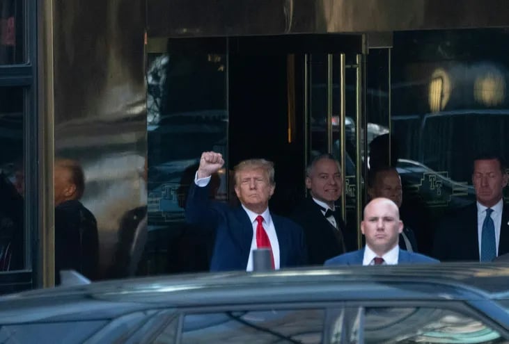 El expresidente de los Estados Unidos, Donald Trump, llega antes de su comparecencia ante el Tribunal Federal de Manhattan en la ciudad de Nueva York el 4 de abril de 2023.