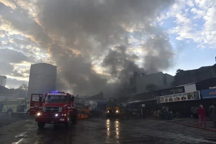 Un incendio de importante magnitud se desarrolla en el Mercado 4, sobre la avenida Dr. José Gaspar Rodríguez de Francia y Battilana.