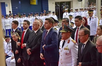 El vicepresidente Pedro Alliana y varias otras autoridades civiles y militares participaron hoy de un acto frente al Panteón de los Héroes, como es tradición cada 1 de marzo, fecha en que Paraguay celebra el Día de los Héroes.
