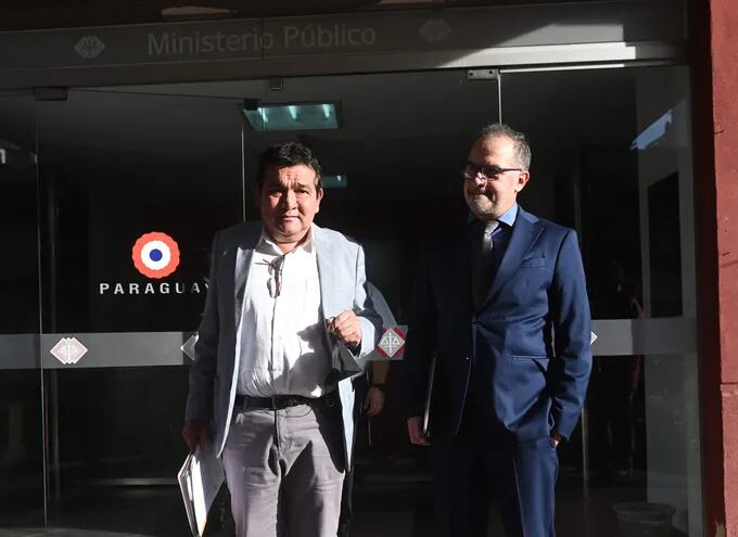 El senador Pedro Santa Cruz y el abogado Jorge Rolón en la Fiscalía General.