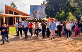 Procesión de las imágenes de San Joaquín y Santa Ana por las calles y avenidas de la localidad ubicada en el departamento de Caaguazú.