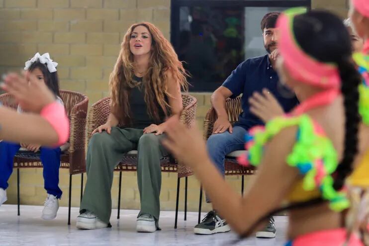 La cantante colombiana Shakira inauguró este sábado un colegio en uno de los barrios más deprimidos e inseguros de su natal Barranquilla, donde aseguró que se siente “inspirada, con ganas y con fuerza de seguir adelante”, aunque por el momento no tiene fecha de lanzamiento para su nuevo disco.