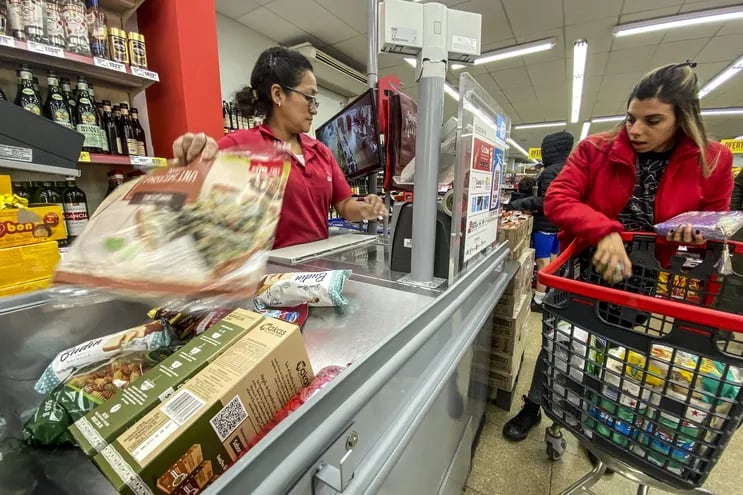 Desaceleración de la inflación y mejora de proyecciones económicas para el 2023 inciden en la confianza de consumidores