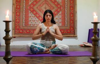 Soledad Acosta de Samu´u hace kundalini yoga.